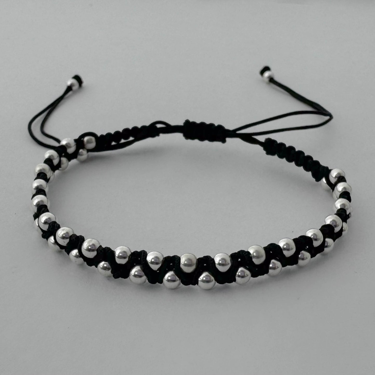 Pulsera negra tejida con esferas