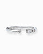  Anillo abierto y ajustable en Plata Ley 925 con un cirón en un extremo y tres circones alineados en el otro.