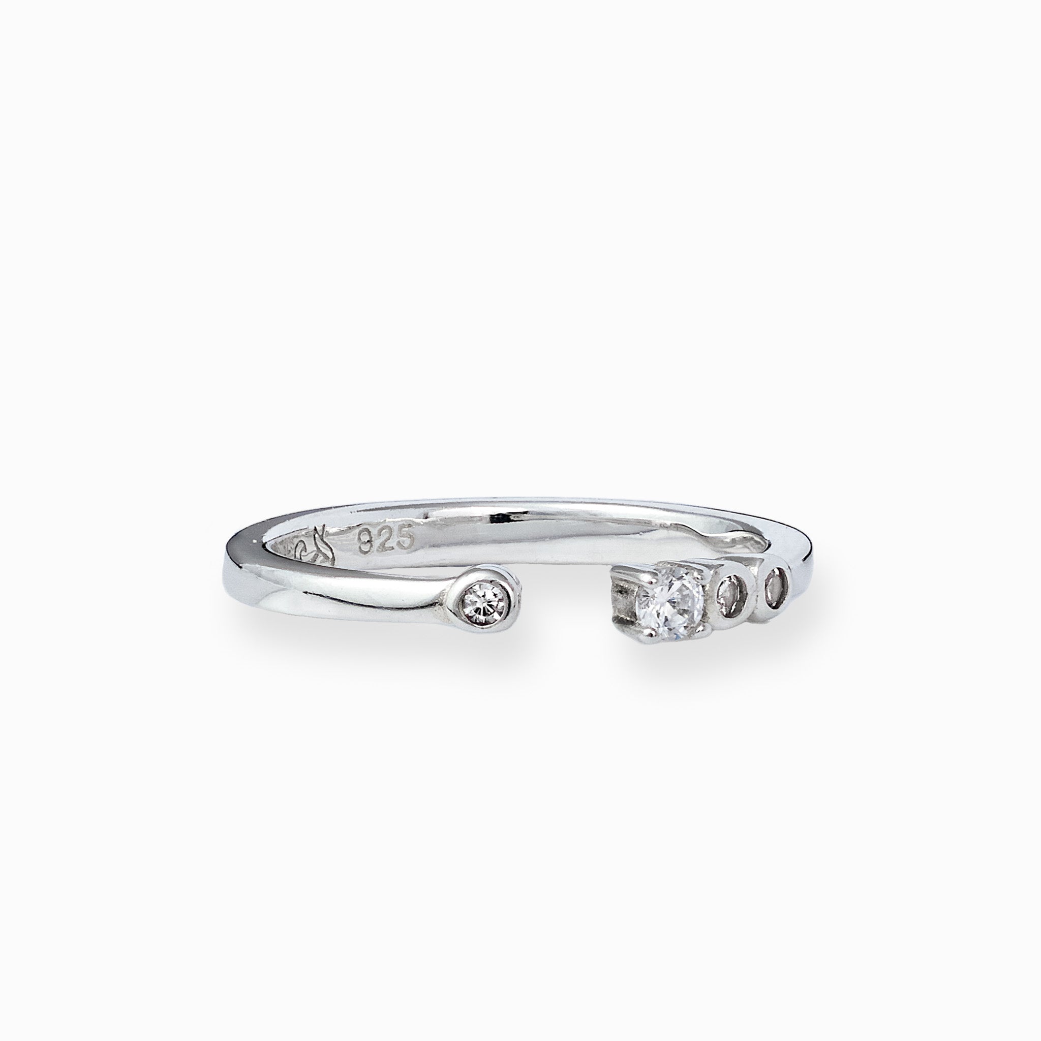  Anillo abierto y ajustable en Plata Ley 925 con un cirón en un extremo y tres circones alineados en el otro.