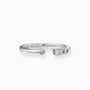  Anillo abierto y ajustable en Plata Ley 925 con un cirón en un extremo y tres circones alineados en el otro.
