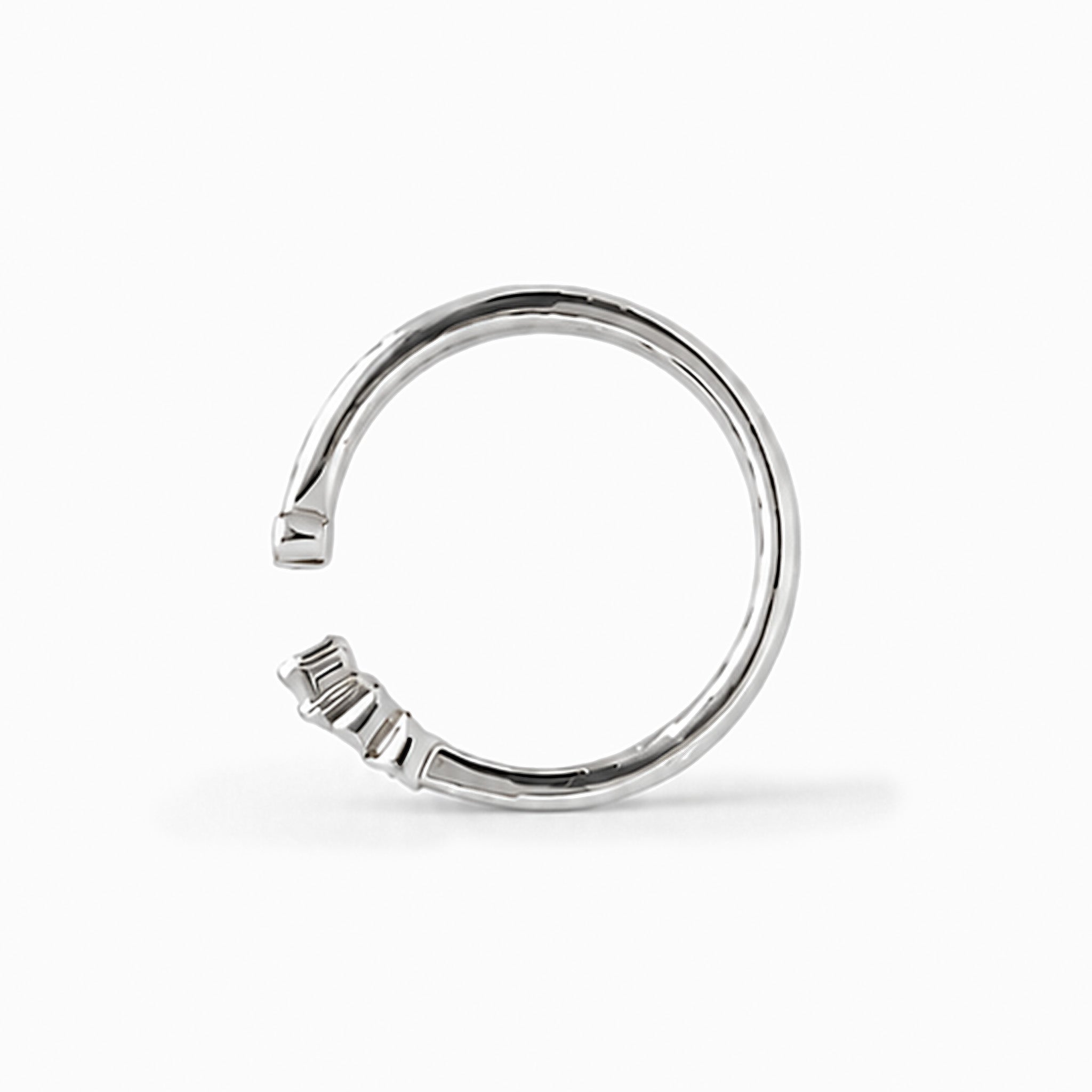  Anillo abierto y ajustable en Plata Ley 925 con un cirón en un extremo y tres circones alineados en el otro.
