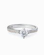 Anillo solitario fino en Plata Ley 925 talla 8 con piedra central transparente y banda con apliques brillantes sobre fondo neutro.