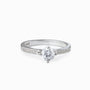 Anillo solitario fino en Plata Ley 925 talla 8 con piedra central transparente y banda con apliques brillantes sobre fondo neutro.