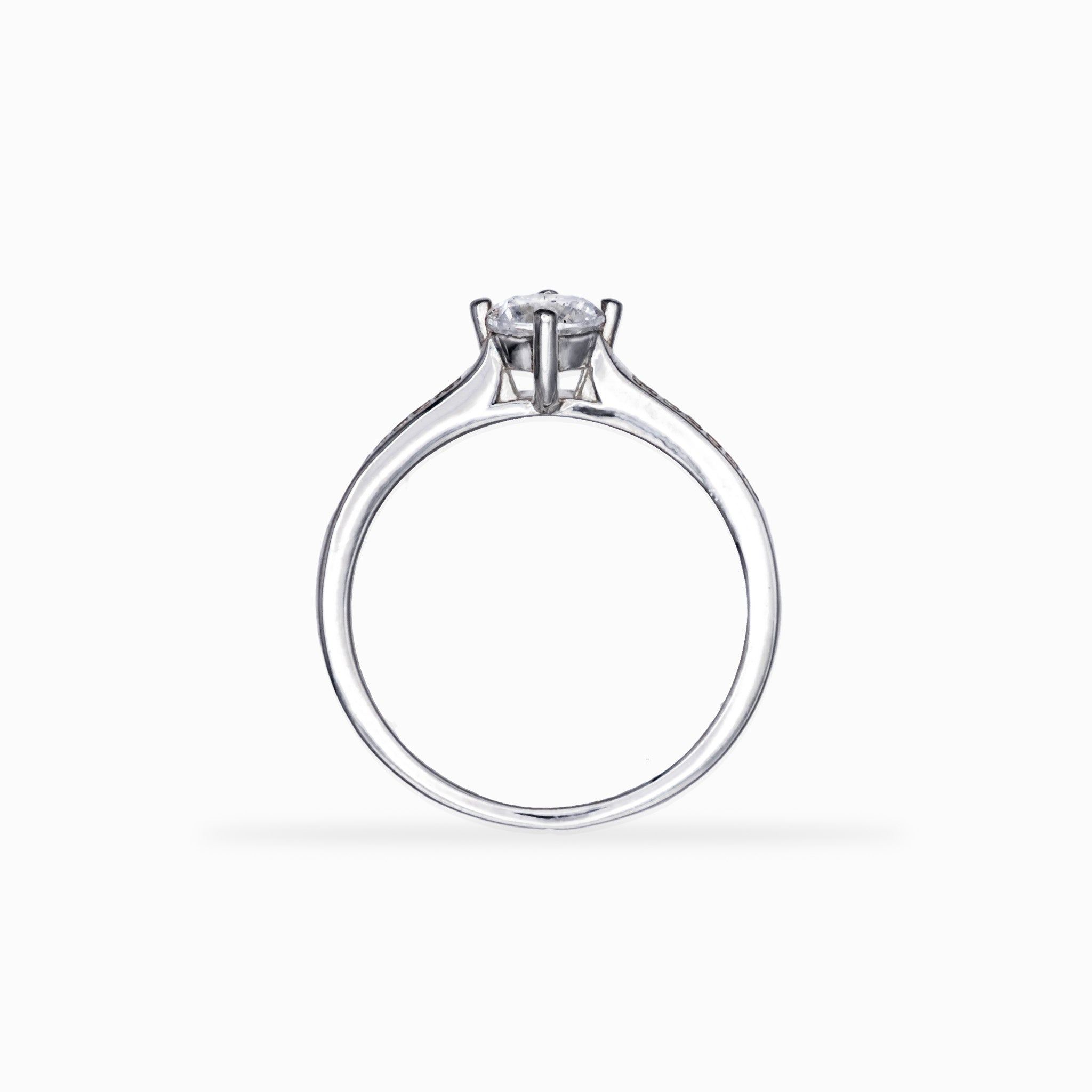 Anillo solitario fino en Plata Ley 925 talla 8 con piedra central transparente y banda con apliques brillantes sobre fondo neutro.
