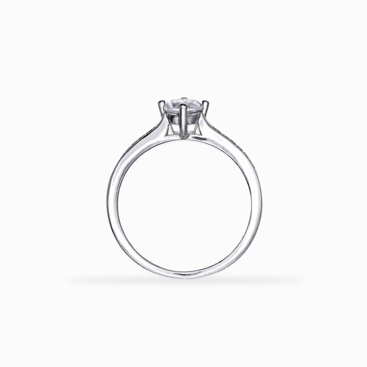 Anillo solitario fino en Plata Ley 925 talla 8 con piedra central transparente y banda con apliques brillantes sobre fondo neutro.