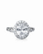 Anillo de cóctel en Plata Ley 925 talla 7 con un gran cirón ovalado central y halo de circones brillantes sobre montura de 13x11mm.