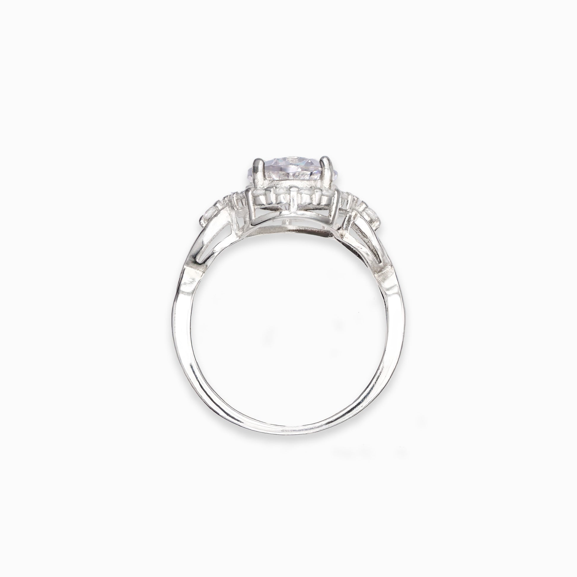 Anillo de cóctel en Plata Ley 925 talla 7 con un gran cirón ovalado central y halo de circones brillantes sobre montura de 13x11mm.