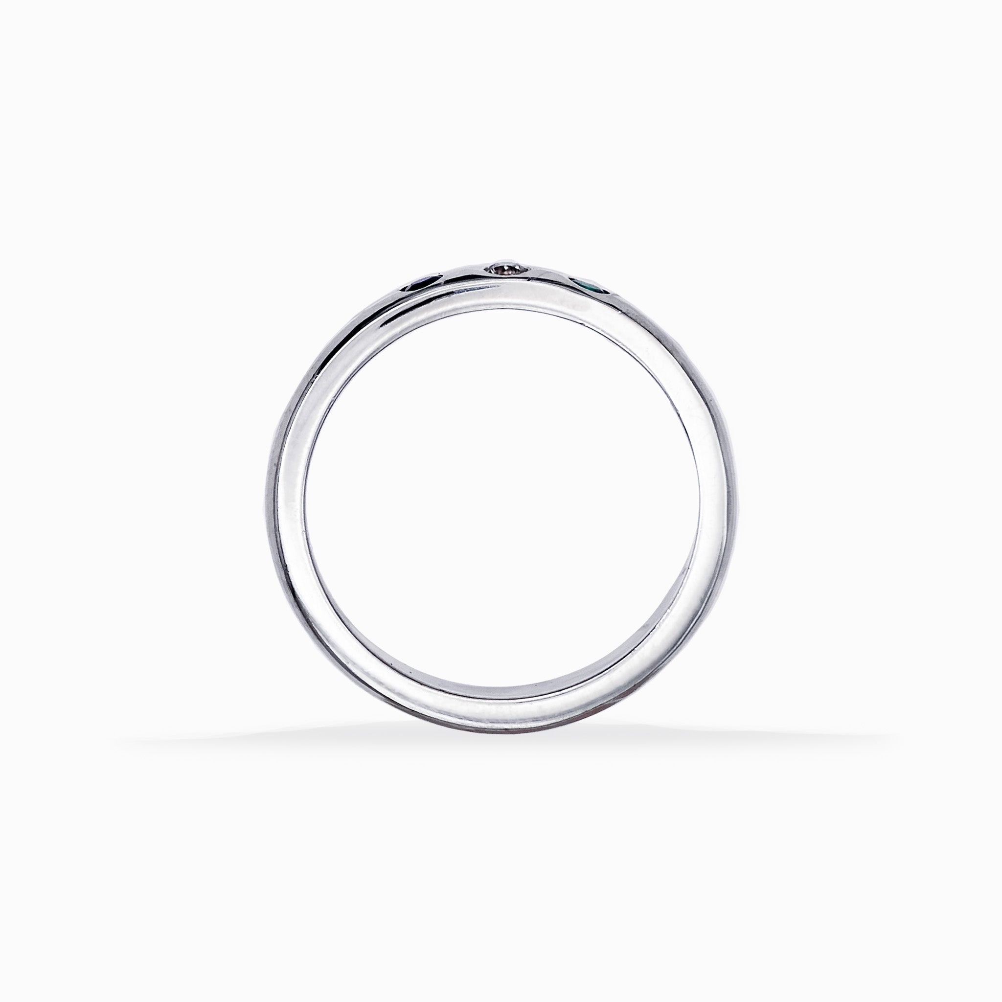 Argolla lisa de Plata Ley 925 pulida talla 6.5 con una esmeralda, un diamante y un zafiro engastados en línea.