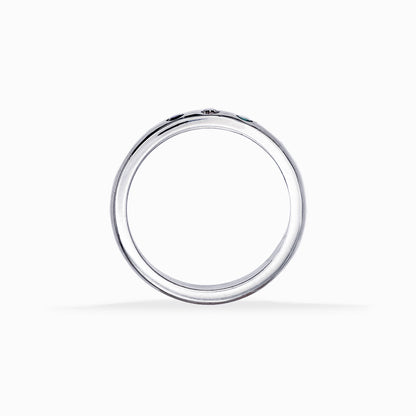 Argolla lisa de Plata Ley 925 pulida talla 6.5 con una esmeralda, un diamante y un zafiro engastados en línea.