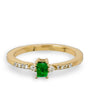 Anillo en oro con esmeralda rectangular y diamantes.