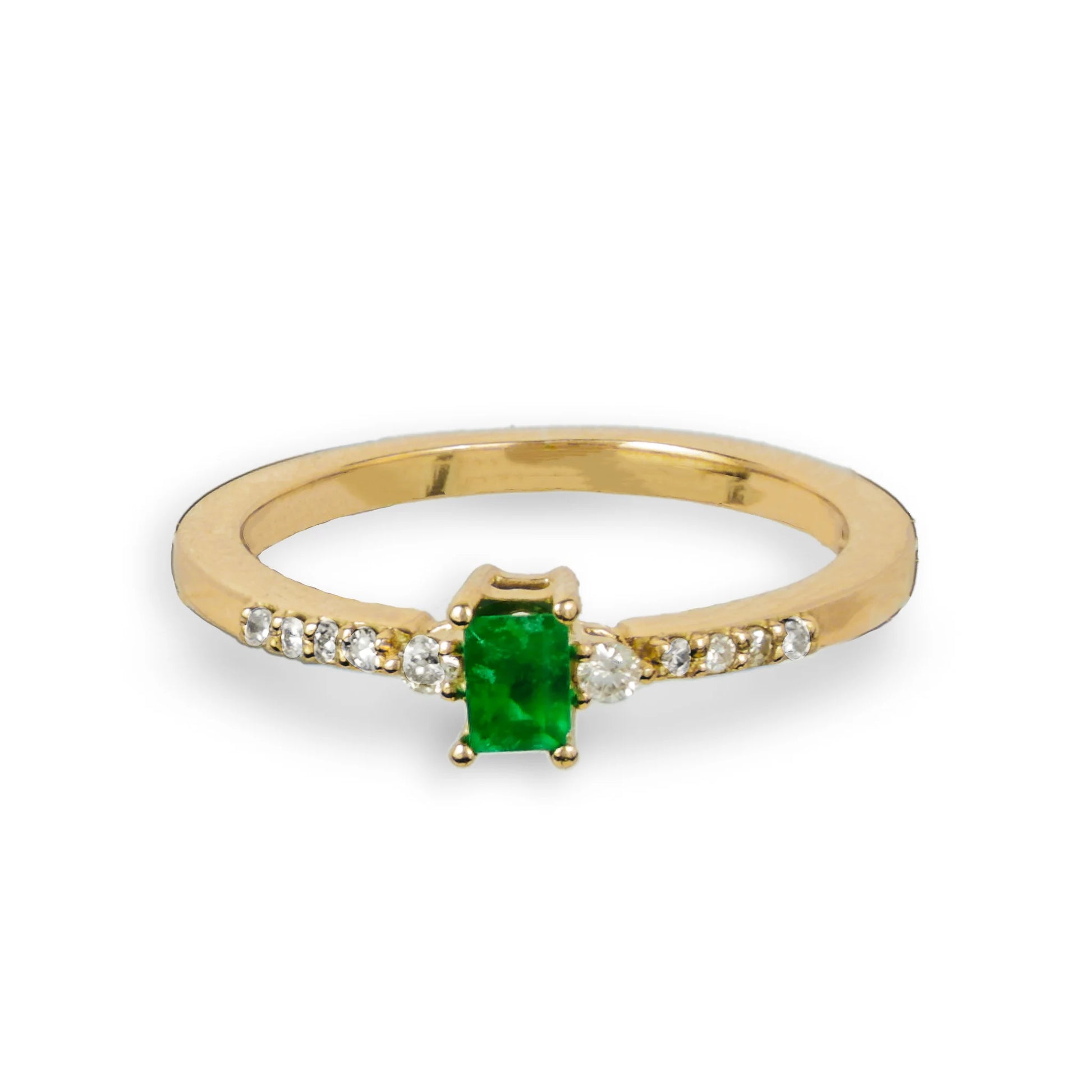 Anillo en oro con esmeralda rectangular y diamantes.
