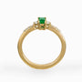 Anillo en oro con esmeralda rectangular y diamantes.
