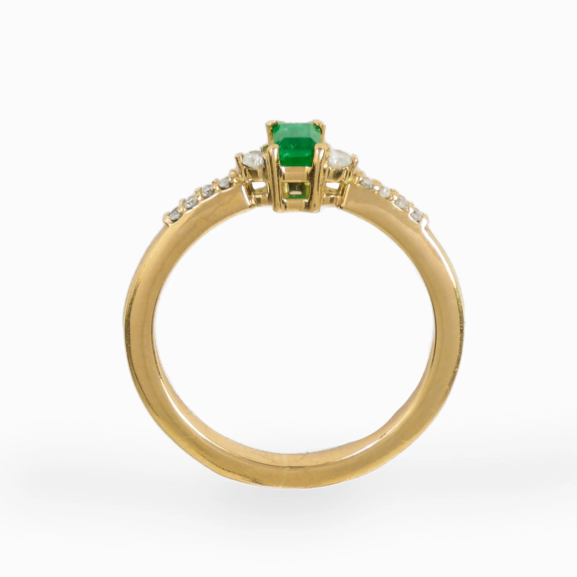 Anillo en oro con esmeralda rectangular y diamantes.