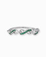 Anillo de Plata Ley 925 talla 8 con silueta de infinitos entrelazados decorados con microcircones verdes sobre fondo blanco.