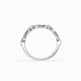 Anillo de Plata Ley 925 talla 8 con silueta de infinitos entrelazados decorados con microcircones verdes sobre fondo blanco.