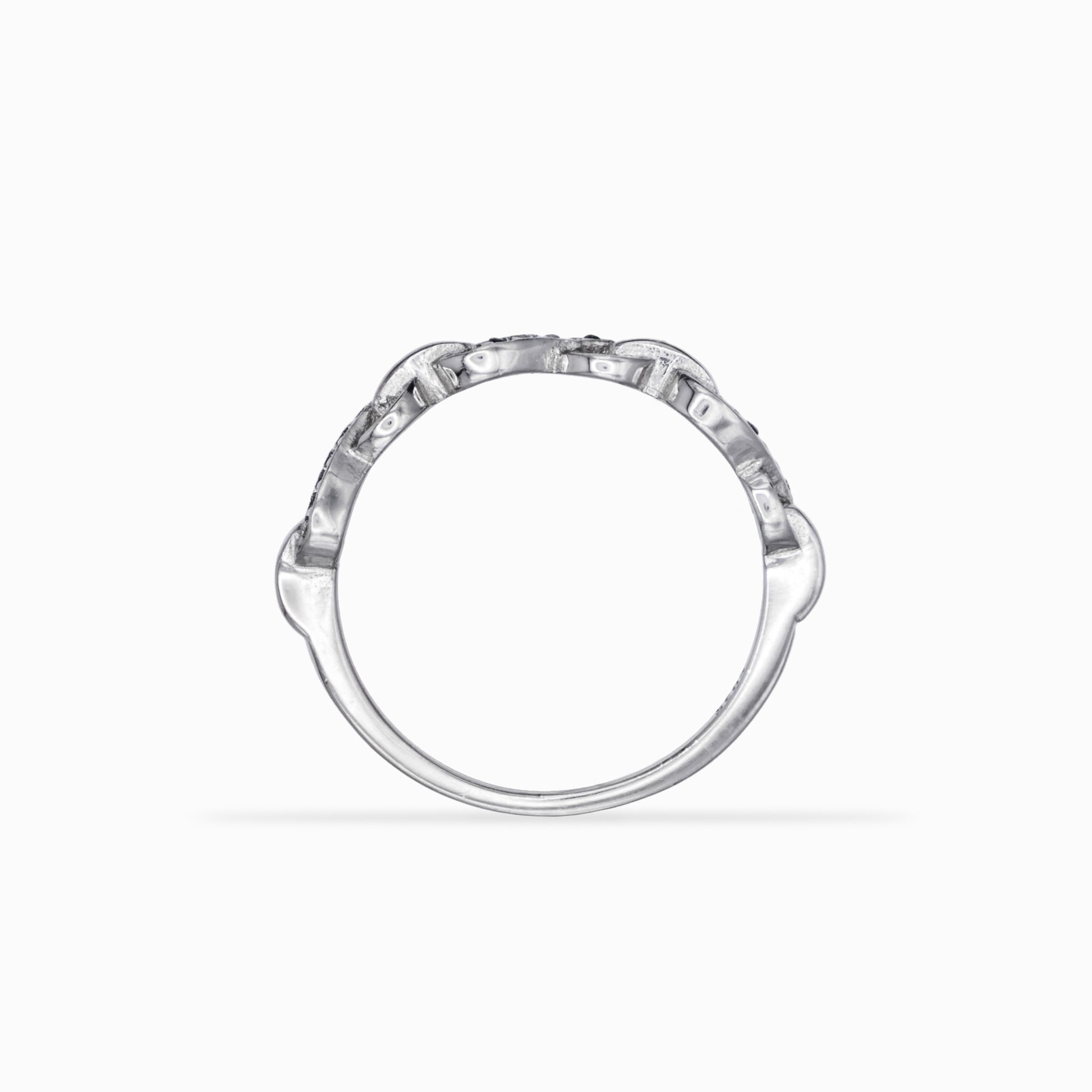 Anillo de Plata Ley 925 talla 8 con silueta de infinitos entrelazados decorados con microcircones verdes sobre fondo blanco.
