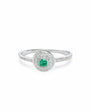 Anillo de Plata Ley 925 talla 6 con esmeralda redonda central rodeada por un doble halo de circones blancos brillantes.
