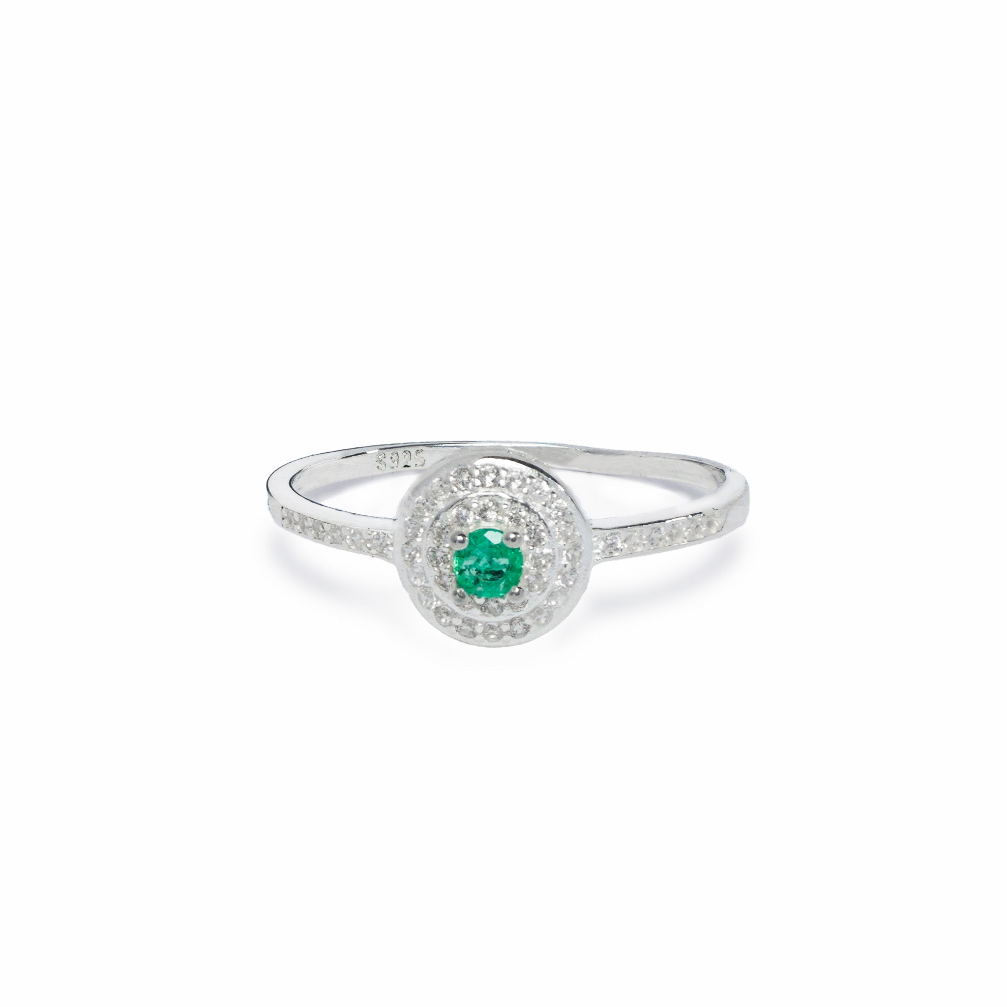 Anillo de Plata Ley 925 talla 6 con esmeralda redonda central rodeada por un doble halo de circones blancos brillantes.
