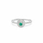 Anillo de Plata Ley 925 talla 6 con esmeralda redonda central rodeada por un doble halo de circones blancos brillantes.
