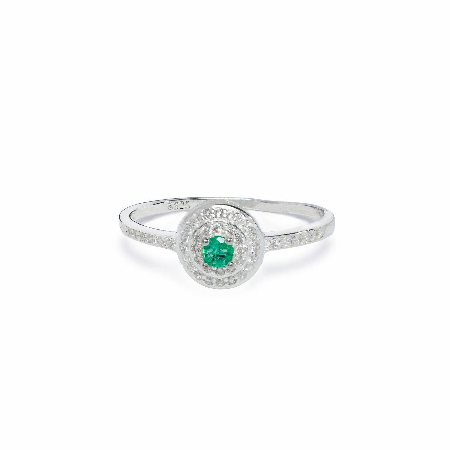 Anillo de Plata Ley 925 talla 6 con esmeralda redonda central rodeada por un doble halo de circones blancos brillantes.
