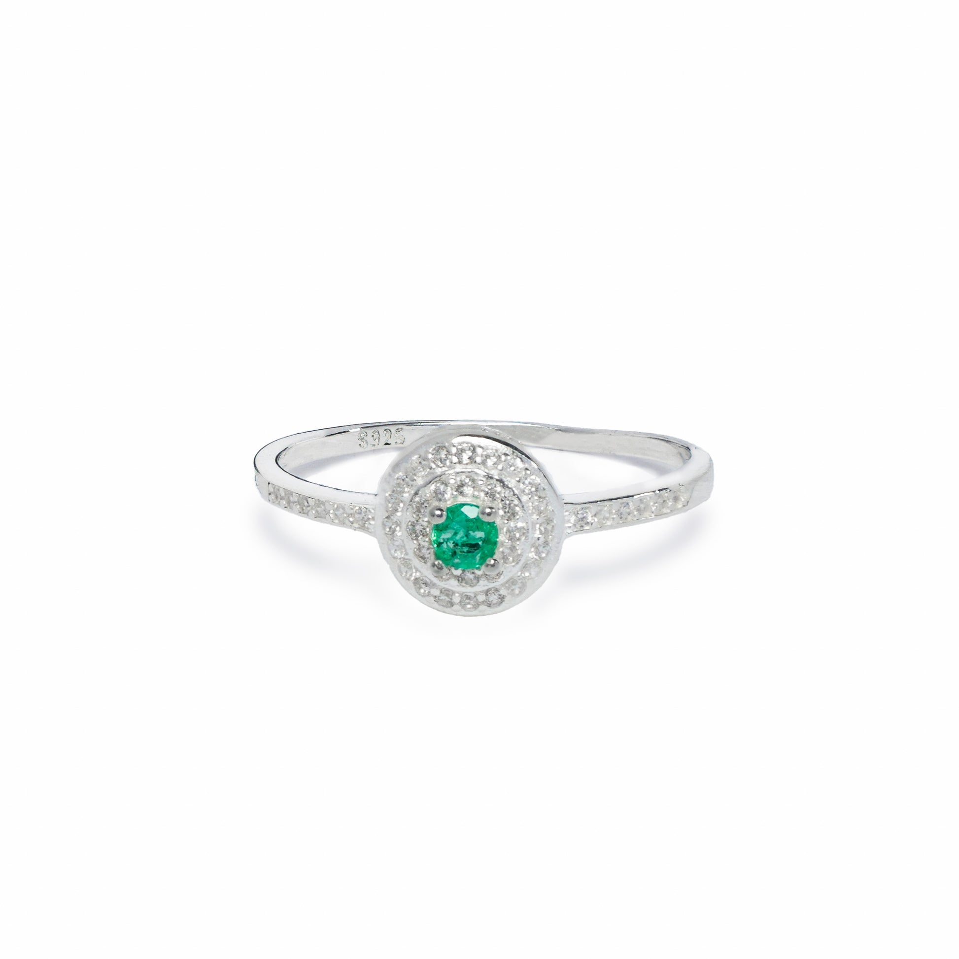 Anillo de Plata Ley 925 talla 6 con esmeralda redonda central rodeada por un doble halo de circones blancos brillantes.

