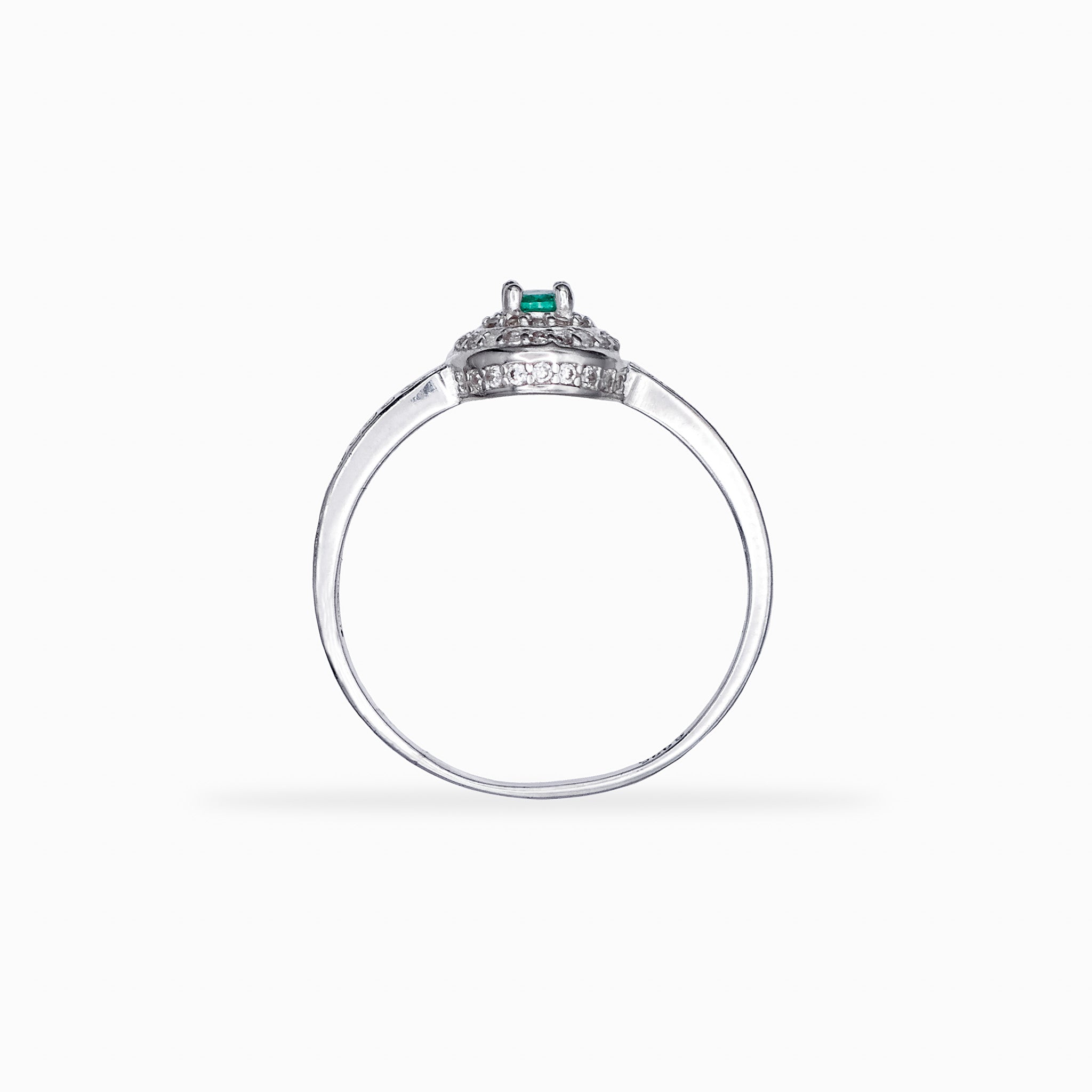 Anillo de Plata Ley 925 talla 6 con esmeralda redonda central rodeada por un doble halo de circones blancos brillantes.
