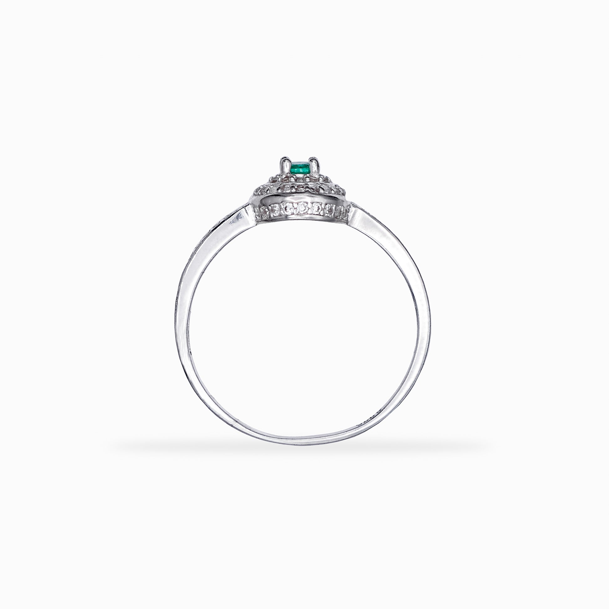 Anillo de Plata Ley 925 talla 6 con esmeralda redonda central rodeada por un doble halo de circones blancos brillantes.
