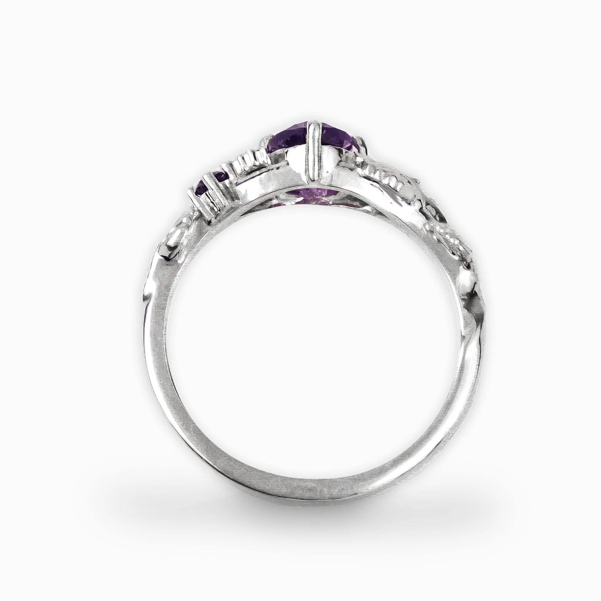 Anillo de plata ley 925 con diseño de hojas y amatista central.