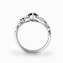 Anillo de plata ley 925 con diseño de hojas y amatista central.