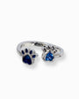Anillo abierto ajustable de Plata Ley 925 con dos dijes integrados de huellas de mascota con detalles y piedra cirón en color azul.