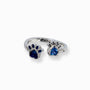 Anillo abierto ajustable de Plata Ley 925 con dos dijes integrados de huellas de mascota con detalles y piedra cirón en color azul.