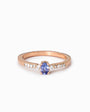 Anillo de compromiso en oro rosa de 18k con zafiro ovalado y diamantes de Joyería Esterlina.