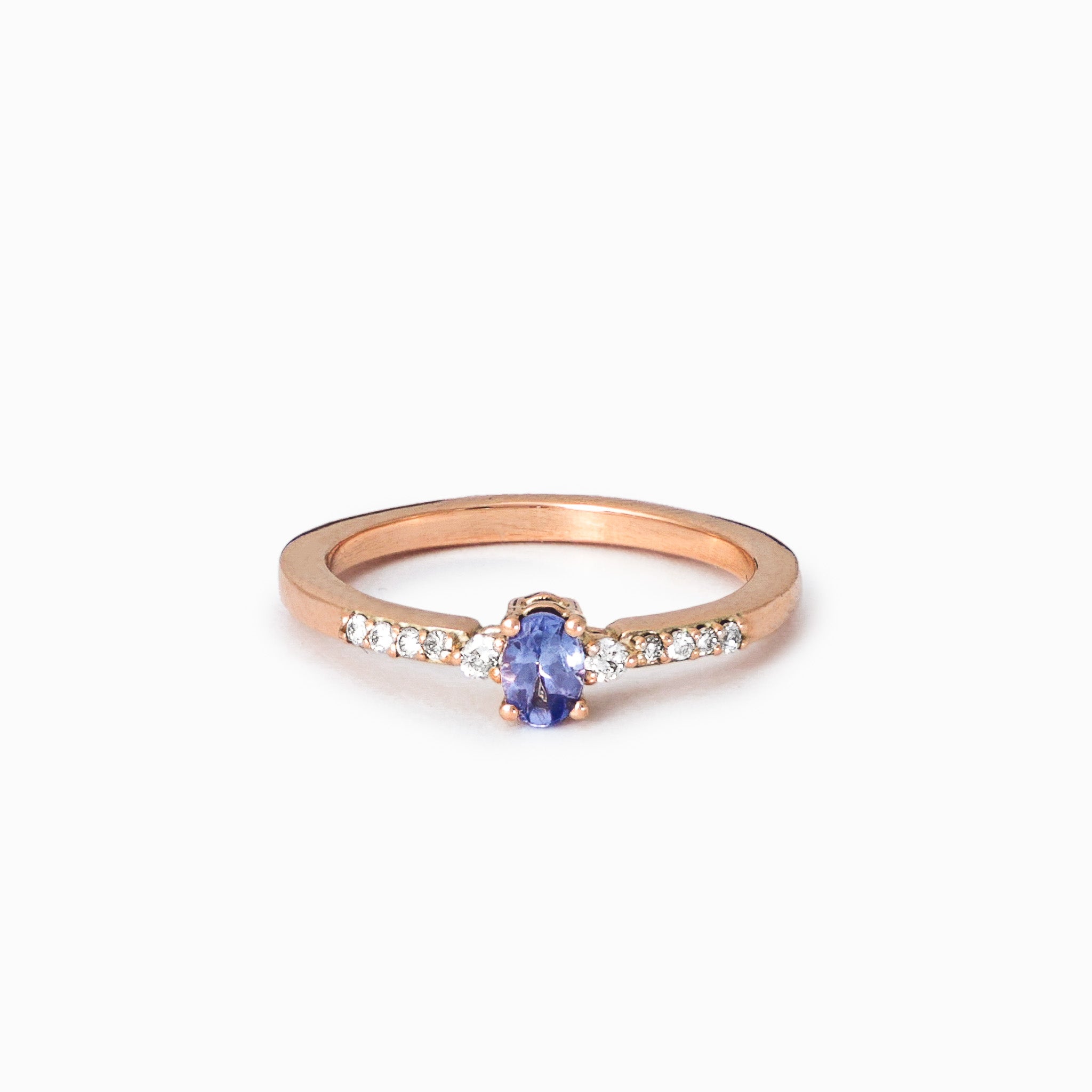 Anillo de compromiso en oro rosa de 18k con zafiro ovalado y diamantes de Joyería Esterlina.