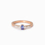 Anillo de compromiso en oro rosa de 18k con zafiro ovalado y diamantes de Joyería Esterlina.