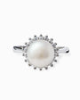  Anillo de Plata Ley 925 talla 6 con una gran perla central de 12mm rodeada por un halo de circones brillantes en forma de corona.