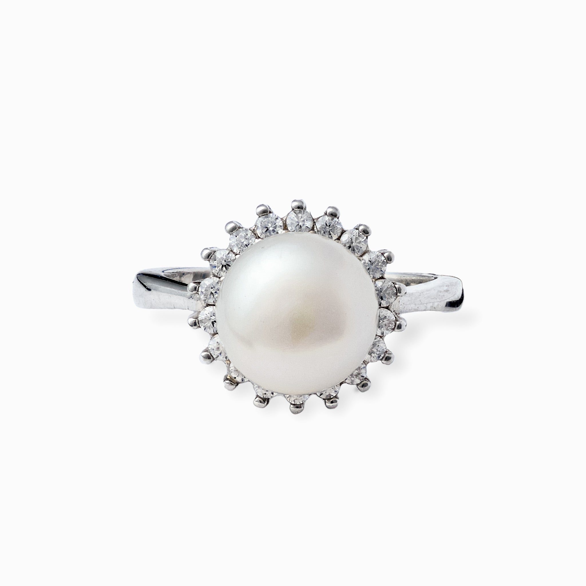  Anillo de Plata Ley 925 talla 6 con una gran perla central de 12mm rodeada por un halo de circones brillantes en forma de corona.