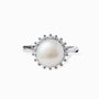  Anillo de Plata Ley 925 talla 6 con una gran perla central de 12mm rodeada por un halo de circones brillantes en forma de corona.