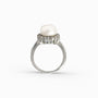  Anillo de Plata Ley 925 talla 6 con una gran perla central de 12mm rodeada por un halo de circones brillantes en forma de corona.