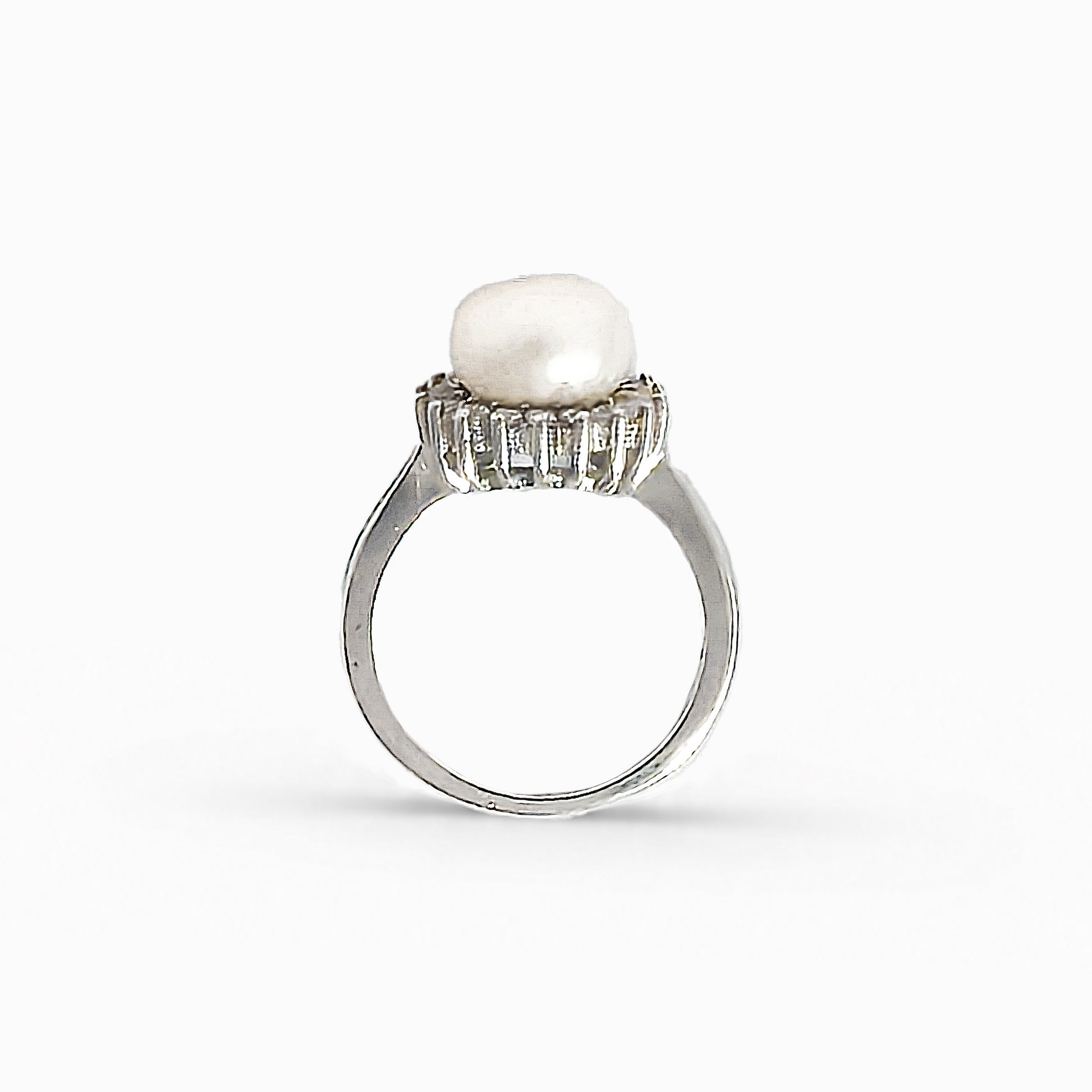  Anillo de Plata Ley 925 talla 6 con una gran perla central de 12mm rodeada por un halo de circones brillantes en forma de corona.