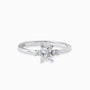 Anillo solitario en Plata Ley 925 talla 8 con un cirón central transparente de corte rectangular y dos piedras redondas laterales.