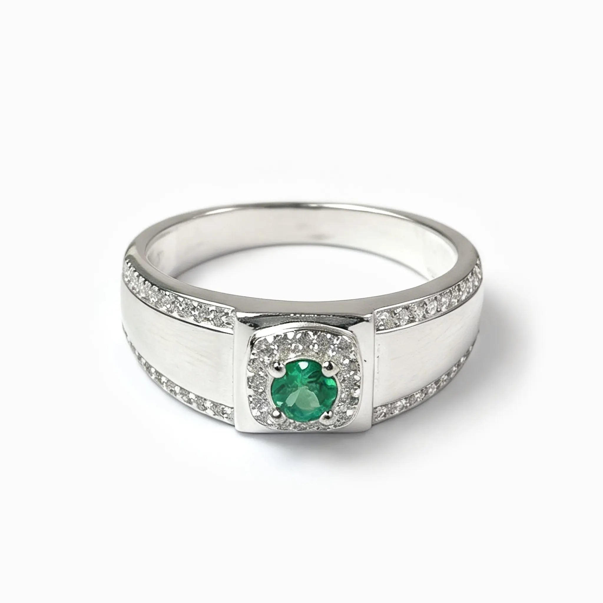 Anillo estilo sello en plata ley 925 con esmeralda y circones para hombre