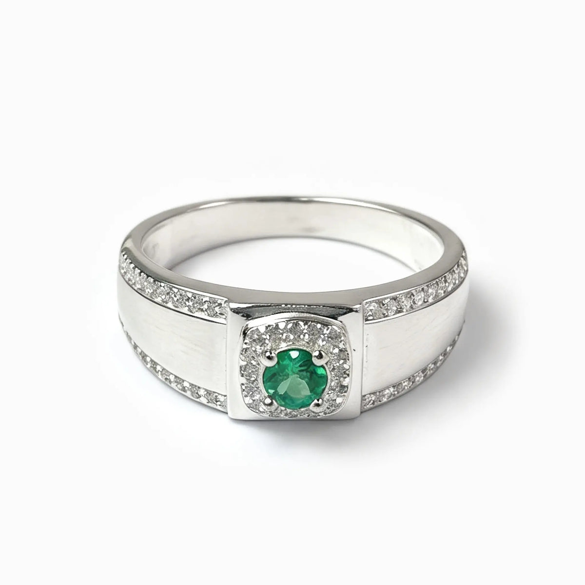 Anillo estilo sello en plata ley 925 con esmeralda y circones para hombre
