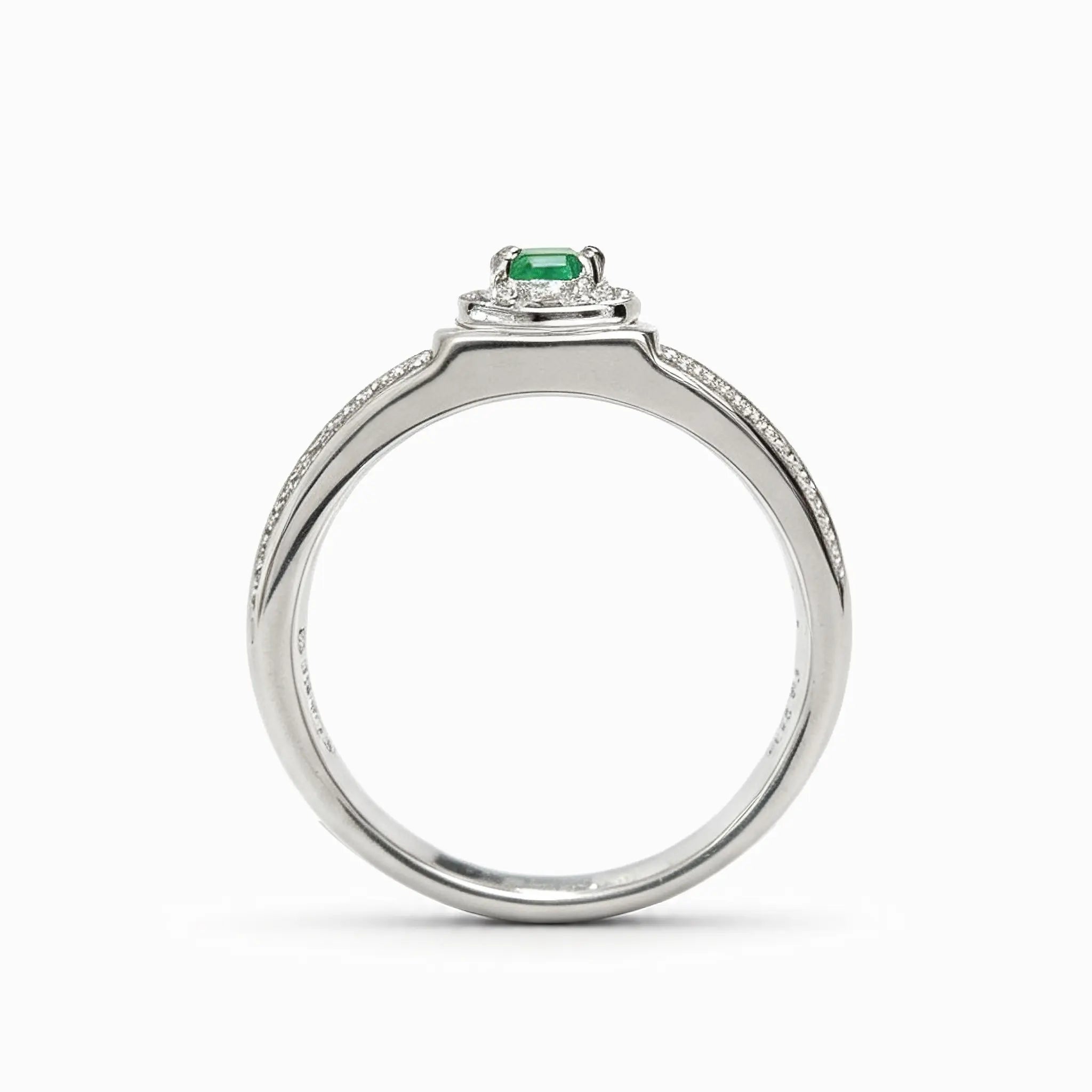 Anillo estilo sello en plata ley 925 con esmeralda y circones para hombre