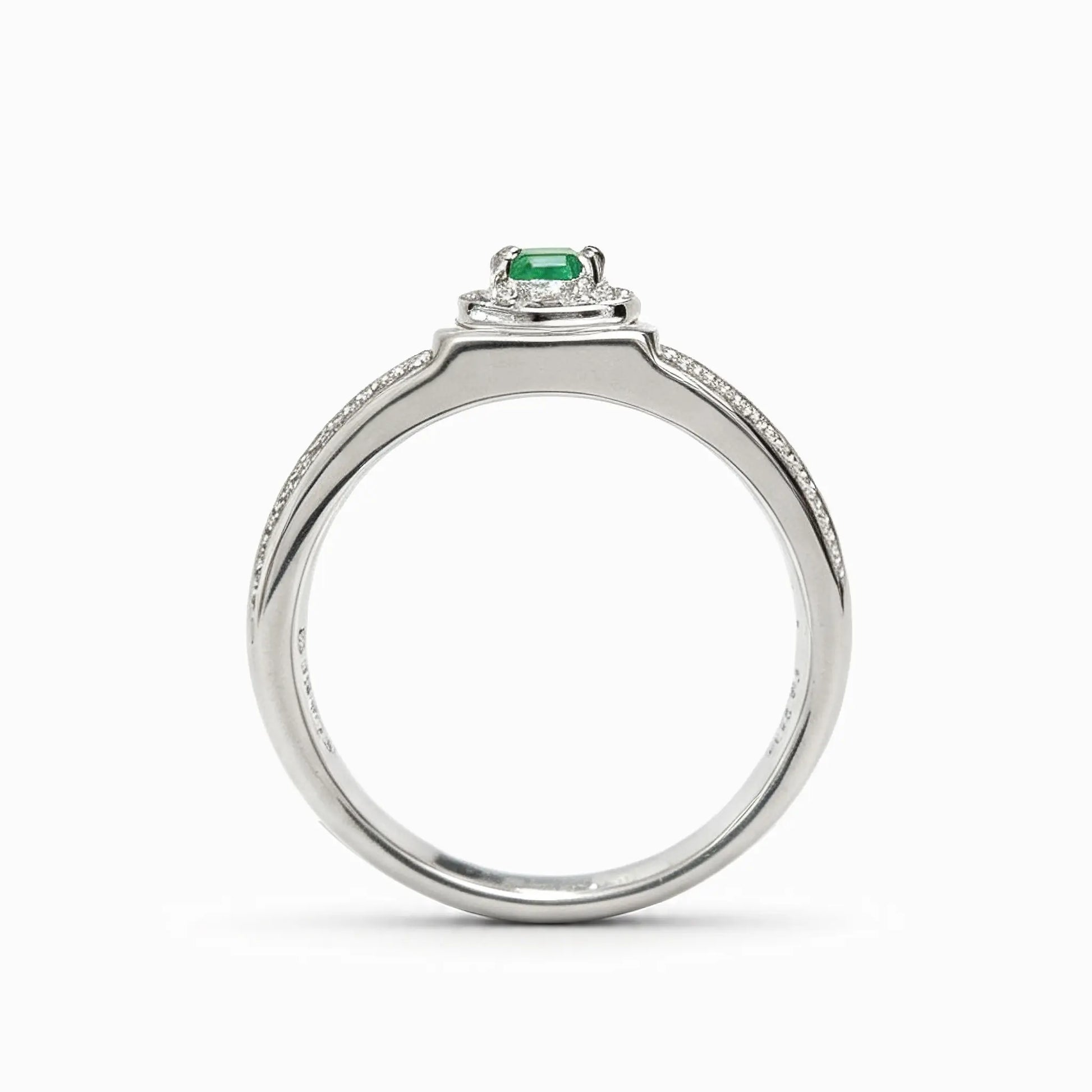 Anillo estilo sello en plata ley 925 con esmeralda y circones para hombre