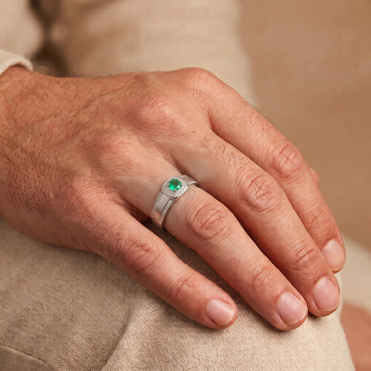 Anillo estilo sello en plata ley 925 con esmeralda y circones para hombre