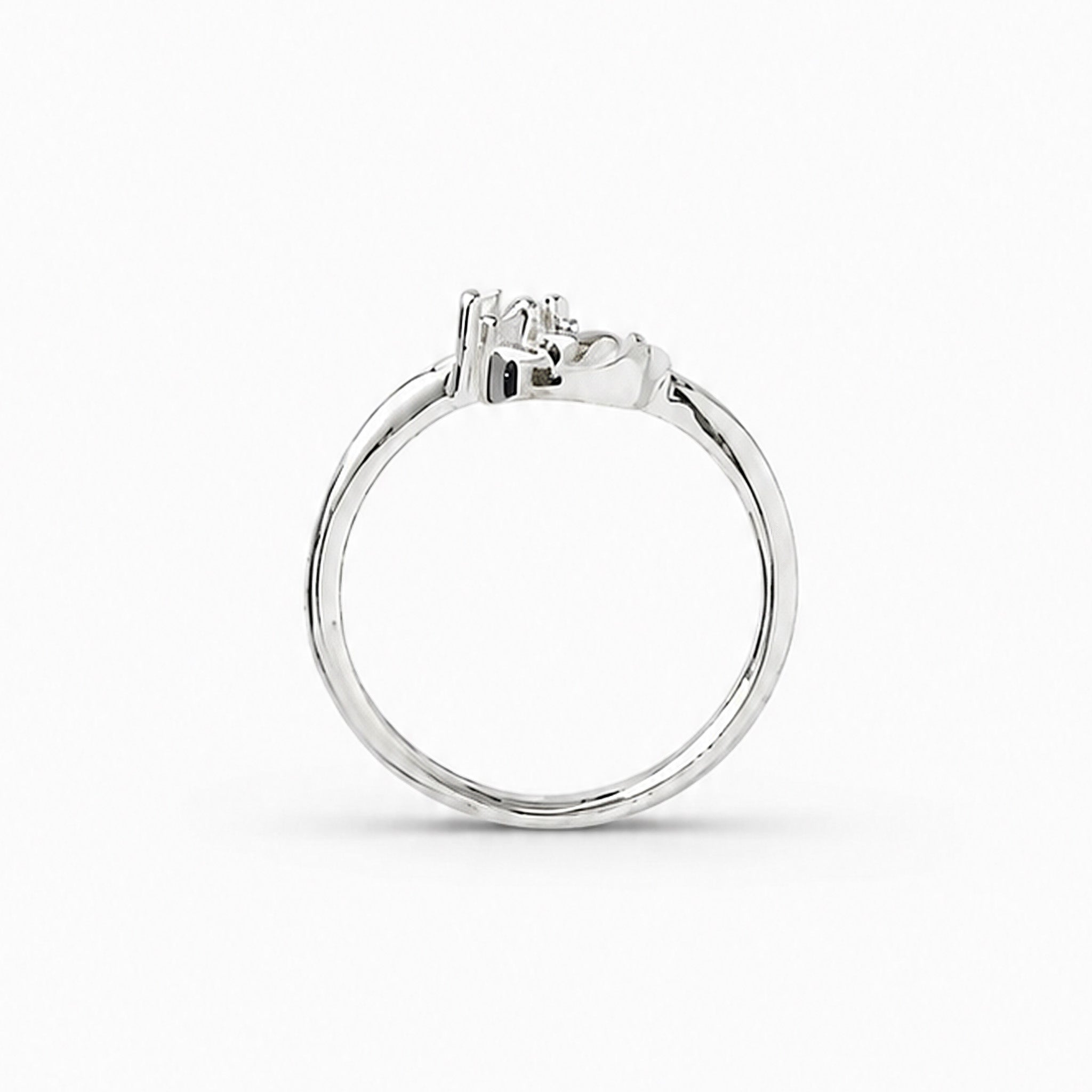Anillo de diseño calado en Plata Ley 925 talla 7 con forma de cisne cubierto de circones brillantes transparentes.