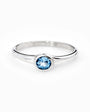 Anillo solitario en plata ley 925 con topacio baby blue engastado en bisel cerrado.