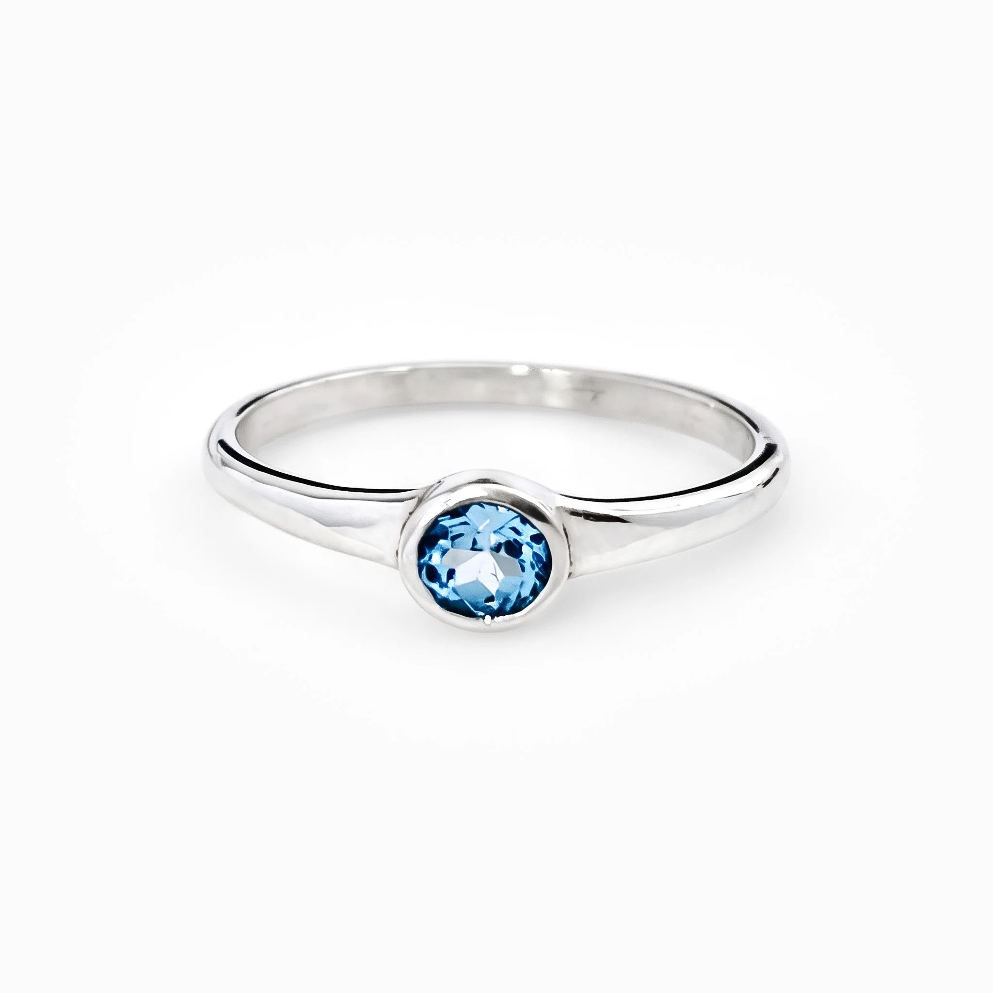 Anillo solitario en plata ley 925 con topacio baby blue engastado en bisel cerrado.