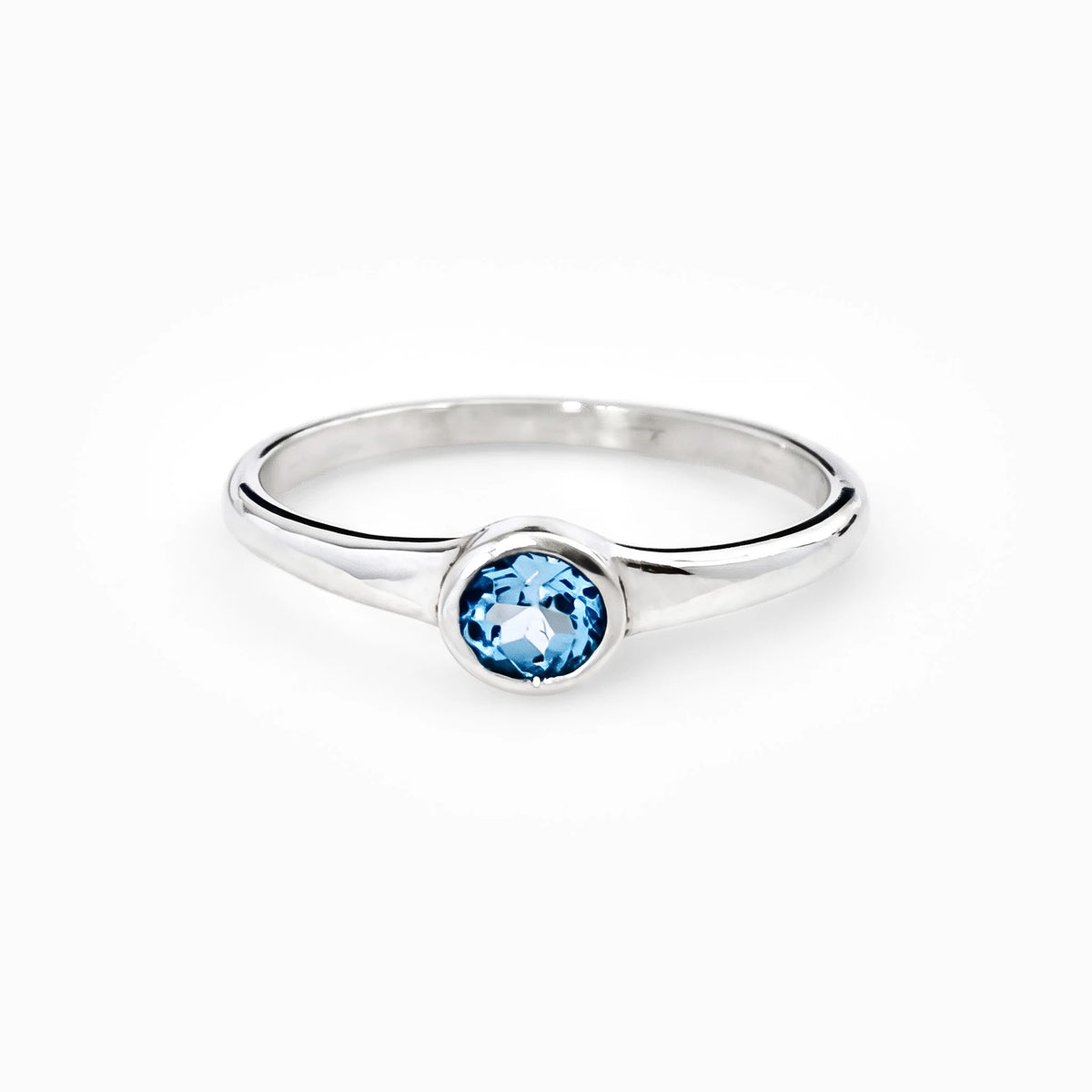Anillo solitario en plata ley 925 con topacio baby blue engastado en bisel cerrado.