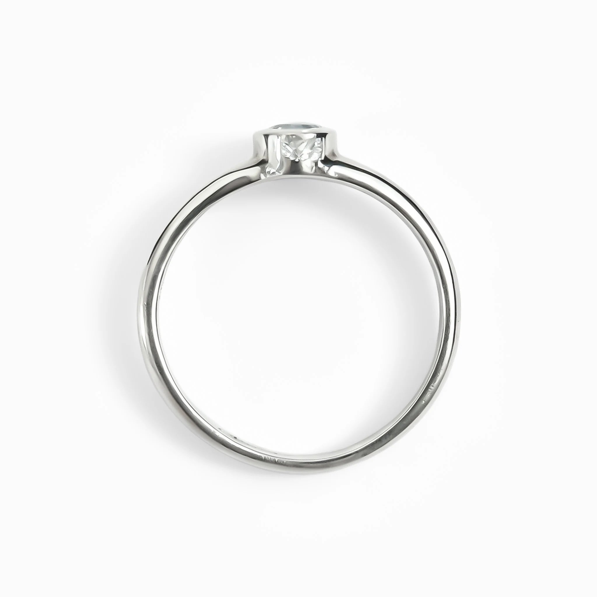 Anillo solitario en plata ley 925 con topacio baby blue engastado en bisel cerrado.